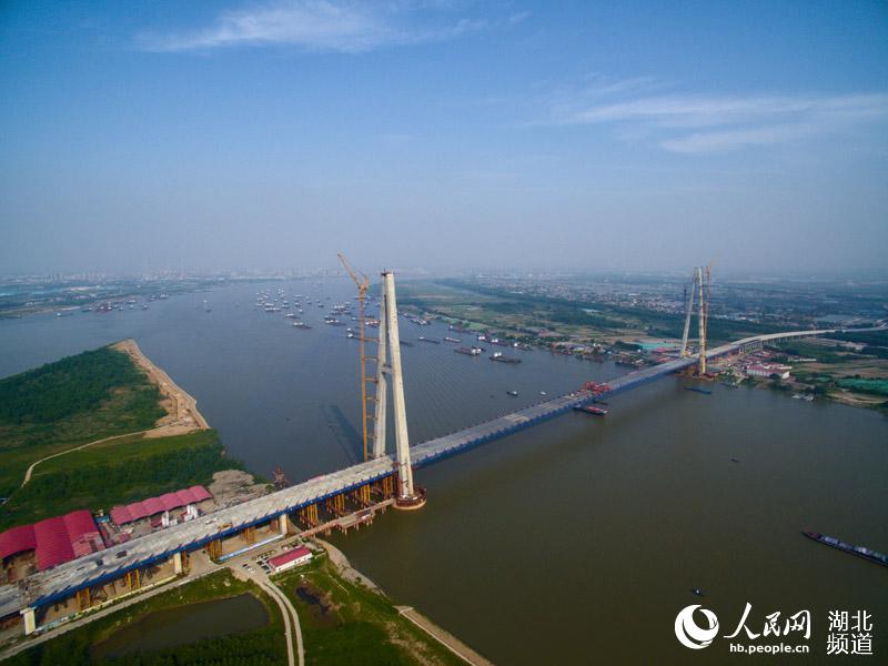 <b>长江上最宽大桥――武汉青山长江大桥合龙</b>
